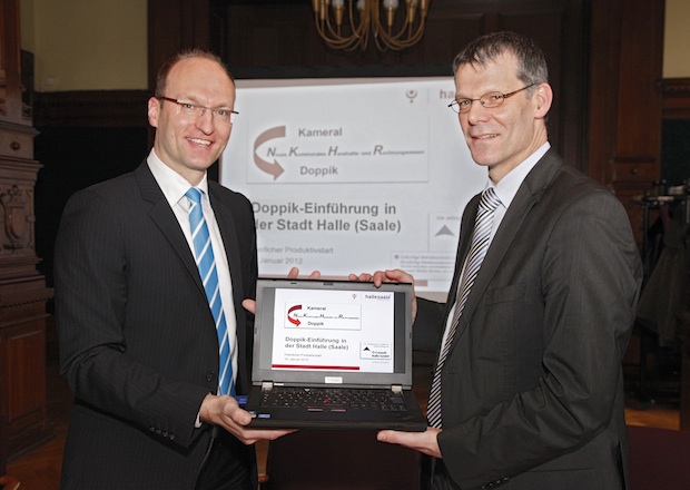 Doppik-Start in Halle: IT-Consult-Geschäftsführer (l.) und Bürgermeister Geier. (Foto: Thomas Ziegler)