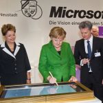 Bundeskanzlerin Angela Merkel trägt sich in das Goldene Buch der digitalen Stadt "Neustadt" von Microsoft ein.