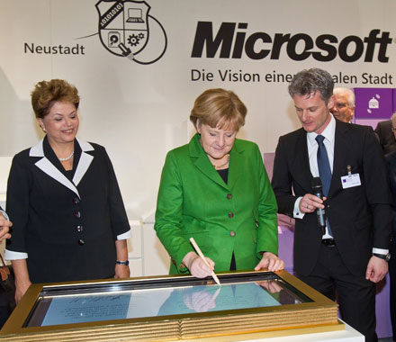 Bundeskanzlerin Angela Merkel trägt sich in das Goldene Buch der digitalen Stadt "Neustadt" von Microsoft ein.