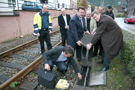 Zum ersten Mal kann der Kabeltrog an einer Bahnstrecke der Deutschen Bahn für den Breitband-Ausbau genutzt werden.