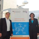 Bundesministerin Ilse Aigner und Projektleiter Philipp Otto bei der Vorstellung des neuen Internet-Portals zu Cloud Computing.