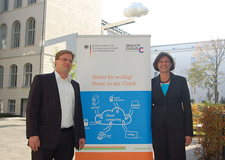 Bundesministerin Ilse Aigner und Projektleiter Philipp Otto bei der Vorstellung des neuen Internet-Portals zu Cloud Computing.