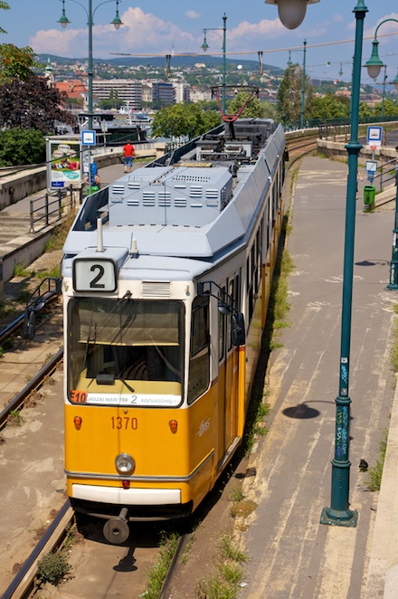 Budapest: An rund 250 Stopps und Verkehrsknotenpunkten werden die Fahrgäste künftig über aktuelle Abfahrtszeiten informiert.