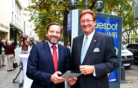 Oberbürgermeister Dirk Elbers (r.) gab gemeinsam mit Daniel Wall