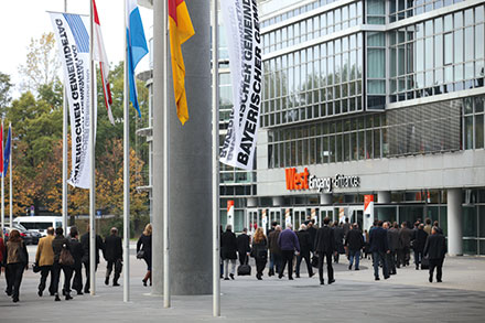 Kommunale: Besucher strömen ins Messezentrum Nürnberg.