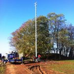 Aufbau des zentralen Masts in der Gemeinde Hohes Kreuz.