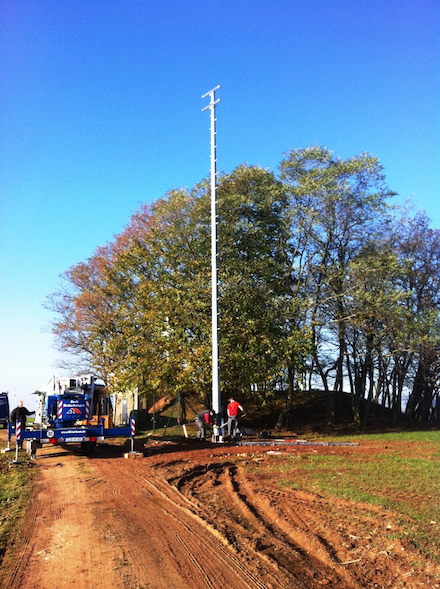 Aufbau des zentralen Masts in der Gemeinde Hohes Kreuz.