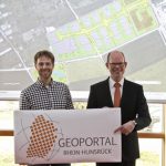 GIS-Beauftragter Johannes Ries (l.) und Dezernent Christian Keimer präsentieren das neue Geoportal des Rhein-Hunsrück-Kreises.