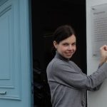 Josephine Przyborowski von der Bernauer Tourist-Information bringt einen der insgesamt 22 neuen QR-Codes an.