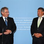 Bundesminister Sigmar Gabriel (rechts) und BITKOM-Präsident Professor Dieter Kempf haben die Schwerpunktthemen des Nationalen IT-Gipfels im Oktober 2014 abgestimmt.