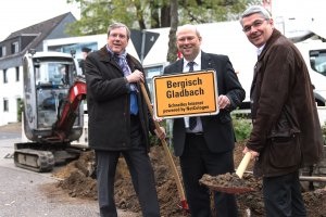 Spatenstich für den Glasfaser-Ausbau in Bergisch Gladbach.