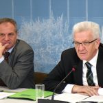 Ministerpräsident Winfried Kretschmann (r.) und Innenminister Reinhold Gall erläutern den Gesetzentwurf zur Änderung kommunalverfassungsrechtlicher Vorschriften.