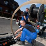 Glasfaserverlegung: Ein flächendeckender Breitband-Ausbau kann nur mit kommunalen Unternehmen erreicht werden.