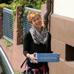 Freiwilliger Lieferservice: Ivonne Hofstadt aus Eisenberg bringt das bestellte Paket persönlich zu einem ihrer Mitbürger nach Hause.