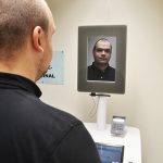 Im Schweriner Stadthaus können Bürger am Selbstbedienungsterminal biometrische Passbilder erstellen.