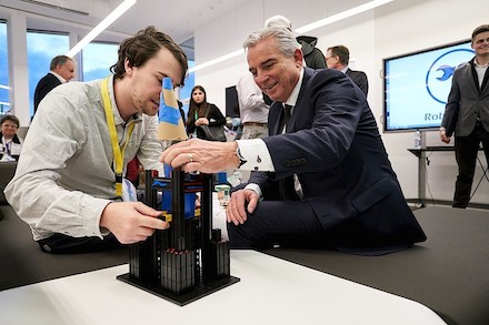 Baden-Württembergs Innenminister Thomas Strobl (r.) beim Makeathon im Rahmen der Morgenstadt-Werkstatt.