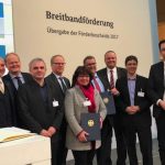 Staatssekretär Rainer Bomba vom Bundesministerium für Verkehr und digitale Infrastruktur übergab den Förderbescheid an die Kommunalvertreter des Kreises Steinfurt.