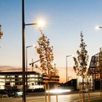 Intelligente Lichtmasten im Münchner Gebiet Neuaubing-Westkreuz erhellen die Nacht und erheben Umwelt- und Verkehrsdaten.