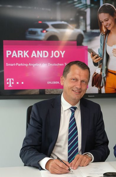 OB Holger Kelch will Cottbus zur Smart City machen. Ein Baustein: Die Einführung der Telekom-App Park and Joy.