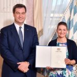 Bayerns Ministerpräsident Markus Söder händigt Judith Gerlach