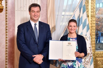 Bayerns Ministerpräsident Markus Söder händigt Judith Gerlach