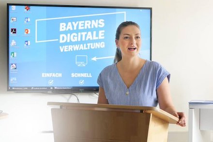 Bayerns Digitalministerin Judith Gerlach schaltet erste