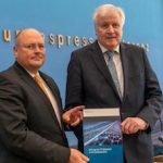 BSI-Präsident Arne Schönbohm (l.) und Bundesinnenminister Horst Seehofer stellen den Lagebericht zur IT-Sicherheit in Deutschland 2019 vor.