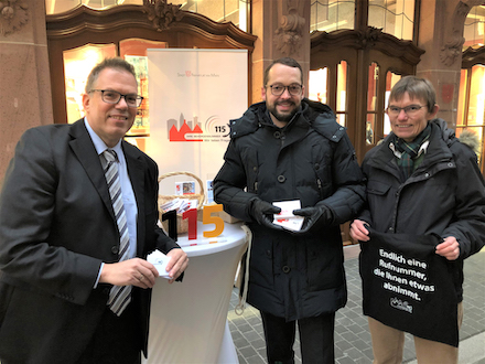 Frankfurt am Main: Werbung für die zentrale Behördenrufnummer 115.