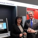 Düsseldorf: Ein neues Service-Terminal wird feierlich in Betrieb genommen.