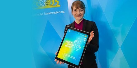 Bayern: Digitalministerin Judith Gerlach stellt die Blockchain-Strategie des Freistaats vor.