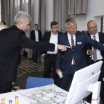 NRW: Wirtschaftsminister Andreas Pinkwart (l.) und Oberbürgermeister Frank Baranowski beim Besuch des digitalen Markts der Möglichkeiten im stadt.bau.raum Gelsenkirchen.