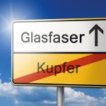 Ortsschild mit der Richtungsaufschrift Glasfaser, das Wort Kupfer ist durchgestrichen.