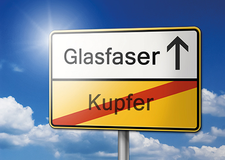 Ortsschild mit der Richtungsaufschrift Glasfaser, das Wort Kupfer ist durchgestrichen.