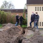 Die Projektbeteiligten von Kita Bremen am Graben für das Glasfaser-Kabel.