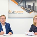 CIO Horst Baier und GovConnect-Geschäftsführerin Patricia Pichottki bei der Vertragsunterzeichnung