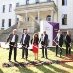 Vor einem Gymnasium in Ilmenau erfolgte jetzt der Spatenstich für ein von Bund