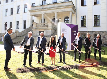 Vor einem Gymnasium in Ilmenau erfolgte jetzt der Spatenstich für ein von Bund