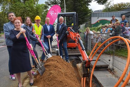 Symbolischer Spatenstich vor der Michaelschule in Bonn.