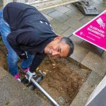 Telekom Deutschland Chef Srini Gopalan wohnt dem Start des Glasfaserausbaus im Münchener Stadtviertel Hadern bei.