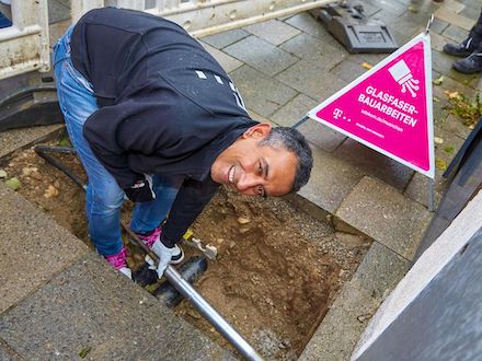 Telekom Deutschland Chef Srini Gopalan wohnt dem Start des Glasfaserausbaus im Münchener Stadtviertel Hadern bei.