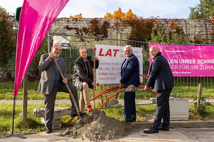 Beim Spatenstich für den Glasfaserausbau.