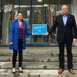 Bayerns Digitalministerin Judith Gerlach und der Münchner Landrat Christoph Göbel bei der Überreichung der Auszeichnung „Digitales Amt“.