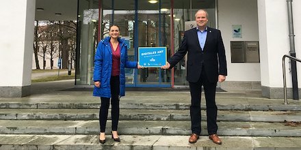 Bayerns Digitalministerin Judith Gerlach und der Münchner Landrat Christoph Göbel bei der Überreichung der Auszeichnung „Digitales Amt“.