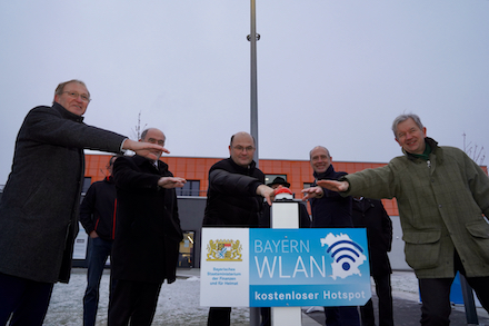 Bayerns Finanz- und Heimatminister Albert Füracker (Mitte) schaltet den ersten BayernWLAN-Hotspot in einer Straßenlaternen am Technologie Campus Parsberg/Lupburg frei.