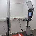 An den neuen SB-Terminals in den Kundenzentren der Stadt Köln können Bürgerinnen und Bürger ihre biometrischen Daten selbst erfassen und digital übermitteln.