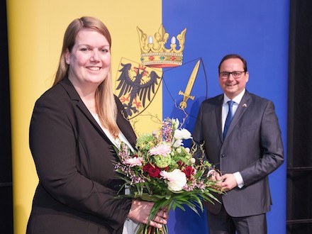 Oberbürgermeister Thomas Kufen gratuliert Annabelle Brandes