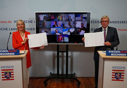 Hessen: Digitalministerin Kristina Sinemus und Ministerpräsident Volker Bouffier präsentieren den Glasfaserpakt.