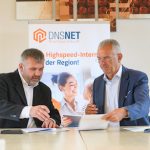 Der eigenwirtschaftliche Glasfaserausbau in der Verbandsgemeinde Arneburg-Goldbeck wird durch eine Kooperationsvereinbarung mit DNS:NET gesichert.