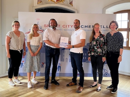 Bürgermeister Johannes Rothmund (Mitte links) und das Eichenzeller Smart-City-Team.