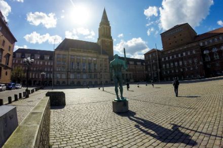 Rathausplatz in Kiel: Erster OZG-Hackathon war ein Erfolg.